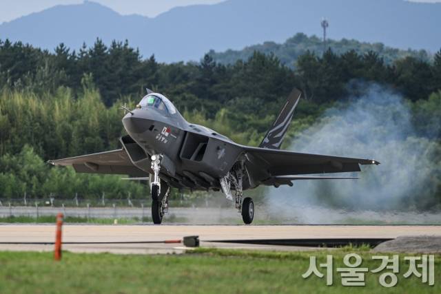 국산 전투기 KF-21 보라매 시제 1호기가 지난 7월 19일 오후 경남 사천 공군 제3훈련비행단 활주로를 이륙하며 성공적인 첫 비행시험에 나서고 있다. 사진제공=방사청