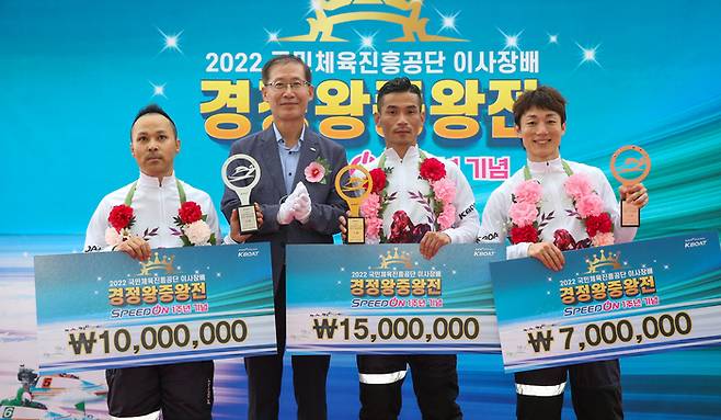 조현재 이사장(좌측 2번째)이 수상자들과 기념촬영을 하고 있다.