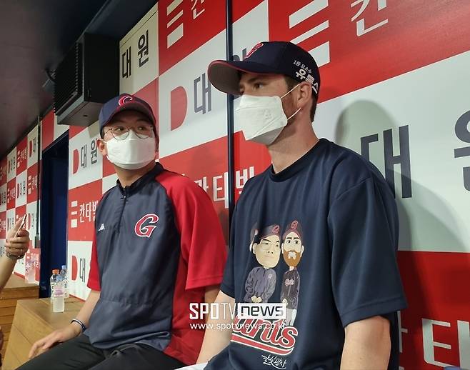▲ 인터뷰 중인 롯데 자이언츠 찰리 반즈(오른쪽). ⓒ고척, 박정현 기자