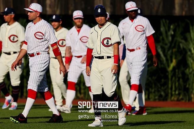 ▲ '꿈의 구장' 경기를 준비하고 있는 컵스와 신시내티 선수들.