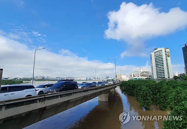 답답한 출근길이지만 오래간만에 싱그런 파란 하늘 8월 10일 오전 출근 차량으로 꽉 막힌 강변북로 위로 비구름이 물러나면서 서울 하늘이 점차 맑게 개고 있다. [연합뉴스 자료사진]