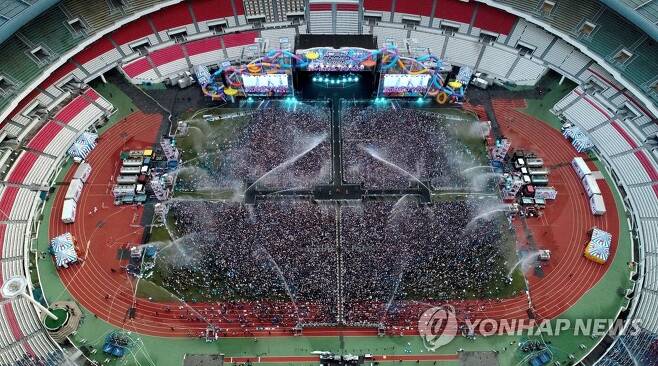 일요일 밤 흠뻑쇼 지난달 17일 오후 서울 송파구 잠실 올림픽주경기장에서 열린 가수 싸이의 콘서트 '싸이흠뻑쇼 2022'에서 관객들이 물줄기를 맞으며 공연을 즐기고 있다.