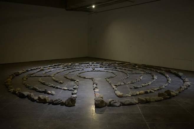 필립 바티카 '미궁', 자연석, 2022 [대안공간 루프 제공. 재판매 및 DB 금지]