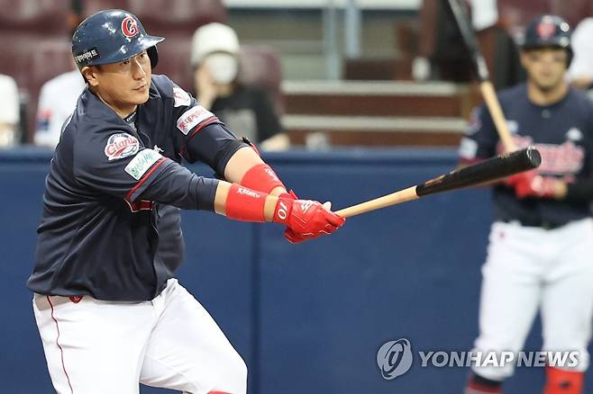 이대호 1타점 안타 (서울=연합뉴스) 서대연 기자 = 12일 서울 고척스카이돔에서 열린 2022 프로야구 KBO리그 롯데 자이언츠와 키움 히어로즈의 경기. 9회초 1사 1루 롯데 이대호가 1타점 안타를 치고 있다. 2022.8.12 dwise@yna.co.kr