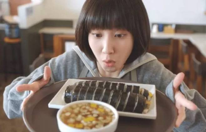 화제의 드라마 ‘이상한 변호사 우영우’에서 주인공 우영우가 김밥을 먹는 모습.(사진=ENA)