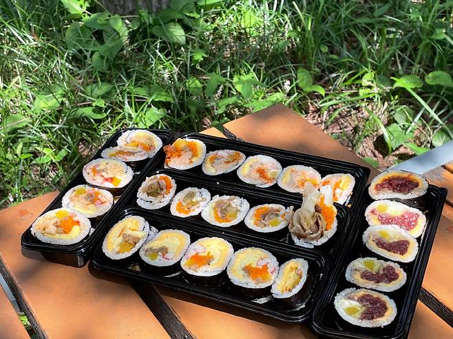 기자가 주문한 김밥 다섯 줄. 가격은 3만원 정도 나왔다. (사진=송혜수 기자)