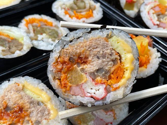 참치와 치즈, 진미채가 들어간 김밥. 매콤한 진미채를 참치와 치즈가 감싸고 있다. (사진=송혜수 기자)