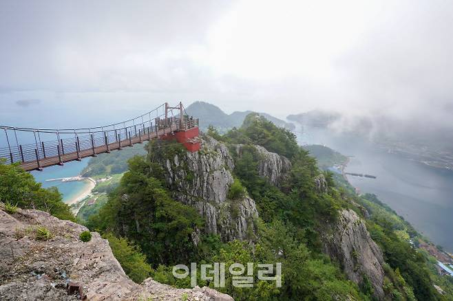 지리산의 암릉미를 감상하기 좋은 출렁다리