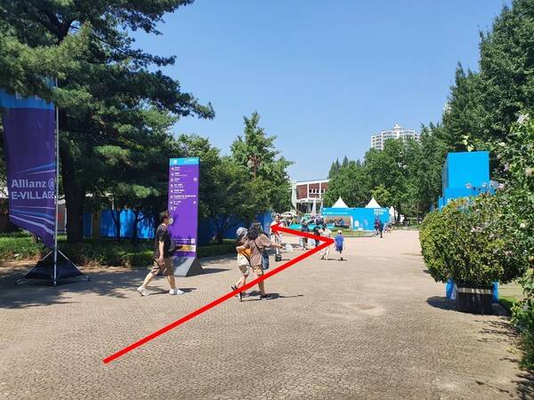 펜스를 지나 직진하다 보면 F1 레이싱 카 모형이 있는 공터가 나온다. 그곳에서 좌측으로 이동한다.&nbsp;