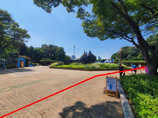 공터에서 우측으로 꺾는다.&nbsp;