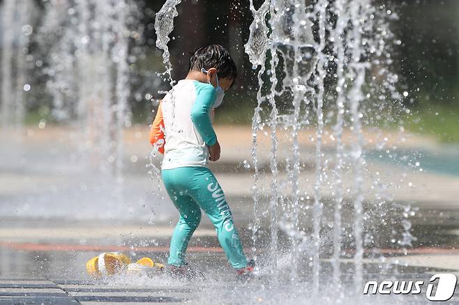 비가 그치고 다시 무더위가 찾아온 12일 오후 대구 수성구 고모동 수성패밀리파크를 찾은 어린이들이 물놀이로 더위를 식히고 있다. 2022.8.12/뉴스1 ⓒ News1 공정식 기자