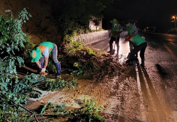 지난 11일 세종시 연서면 성제리 한 도로로 토사가 쓸려내려와 응급복구를 하고 있다. (세종시 제공) ⓒ News1