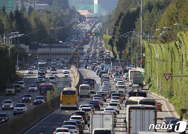 서울 서초구 잠원IC에서 바라본 경부고속도로 하행선(오른쪽)이 휴가를 떠나는 차량들로 정체되고 있다. 2022.7.30/뉴스1 ⓒ News1 신웅수 기자