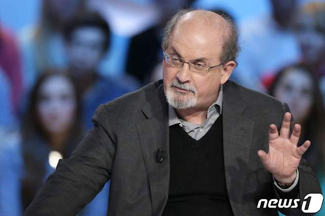 지난 2012년 작가 살만 루슈디가 프랑스 파리에서 한 방송에 출연한 모습. 2012.11.16/뉴스1 ⓒ AFP=뉴스1 ⓒ News1 김민수 기자