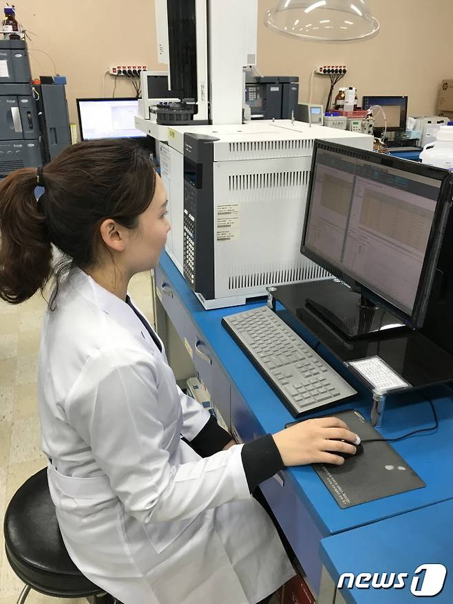 (수원=뉴스1) 진현권 기자 = 경기도가 대형마트 등에서 유통 중인 벌꿀, 사과주스, 카페인 음료 등 25건을 수거해 안전성 검사를 한 결과, 벌꿀 제품 2건이 기준 미달로 부적합 판정을 받은 것으로 나타났다.(자료사진) ⓒ News1 진현권 기자