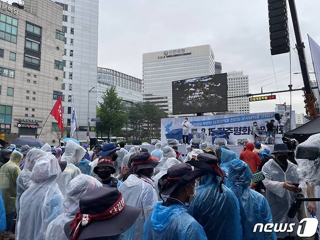 13일 오후 서울 중구 숭례문 일대에서 민주노총이 한미연합군사훈렵에 반대하며 '8.15전국노동자대회'를 열었다. 22.08.13/ 뉴스1 ⓒ 뉴스1 박재하 기자