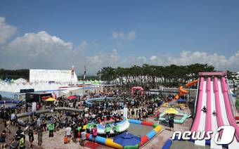 보령해양머드박람회장에서 피서객들이 머드 체험을 즐기고 있다. 2022.7.16/뉴스1 ⓒ News1 김기태 기자