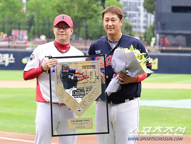 이대호에게 기념 동판을 전달한 양현종.