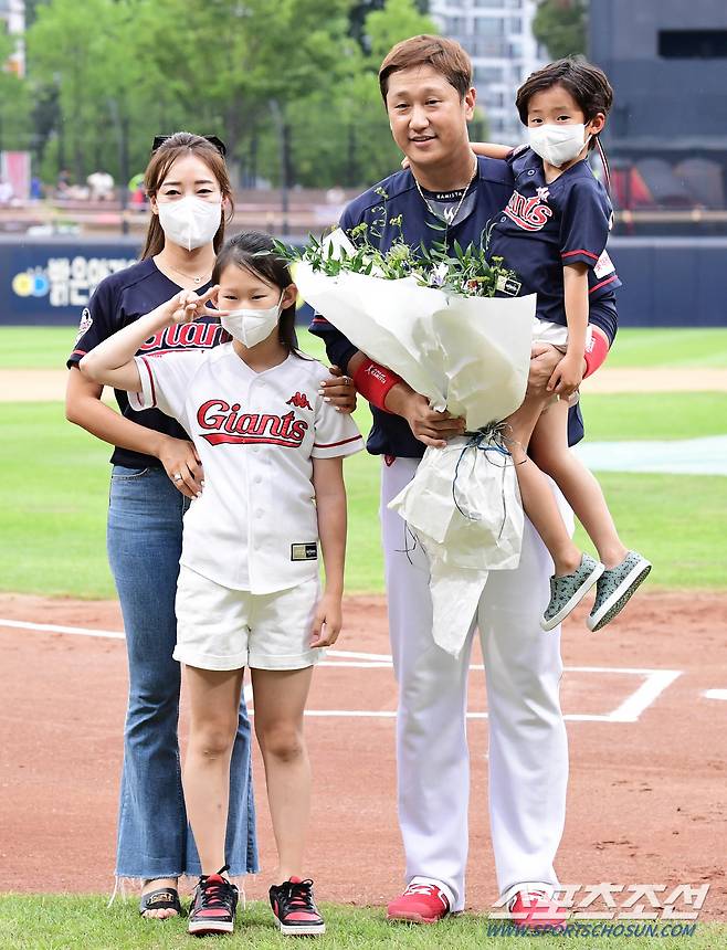 현역 마지막 광주 방문. 가족과 함께 기념 촬영을 하는 이대호.