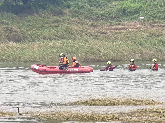 경기 광주시 한 소하천에서 실종된 남매를 찾고 있는 소방 관계자들./경기도소방재난본부 제공