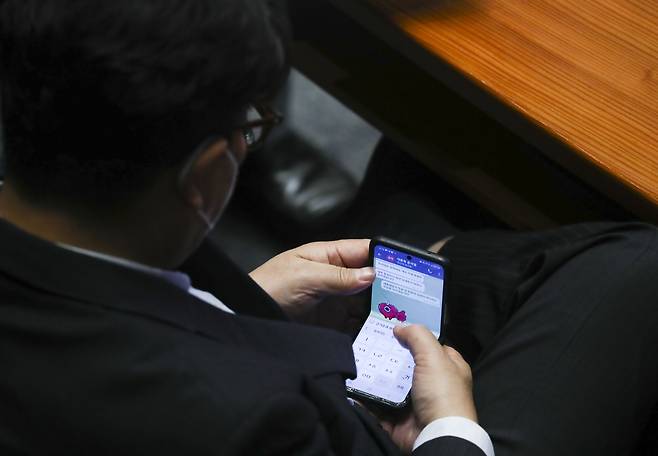 권성동 국민의힘 당대표 직무대행 겸 원내대표가 지난달 26일 오후 서울 여의도 국회 본회의장에서 열린 경제 분야 대정부질문에서 윤석열 대통령의 문자를 확인하고 있다. /뉴스1