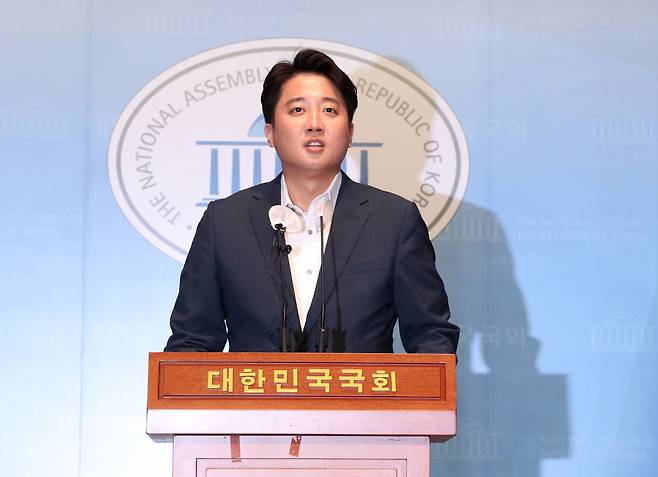 이준석 국민의힘 대표가 13일 서울 여의도 국회 소통관에서 기자회견을 열고 있다. 이 대표는 당 중앙윤리위원회로부터 당원권 정지 6개월 중징계를 받은 이후 36일만인 이날 처음으로 공식 석상에 모습을 드러냈다. /뉴스1