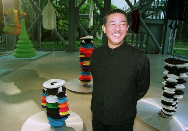 1998년 프랑스 파리에서 열린 전시 ‘Making Things’에 참가한 이세이 미야케. 사진: AP Photo/Michel Euler, File
