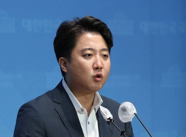 이준석 국민의힘 대표가 13일 오후 서울 여의도 국회 소통관에서 기자회견을 열고 발언하고 있다. 2022.08.13. 뉴시스