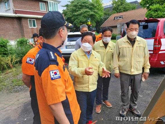 주광덕 남양주시장(가운데) 남양주소방서장 등과 급류 실종자 수색 논의. 사진제공=남양주시