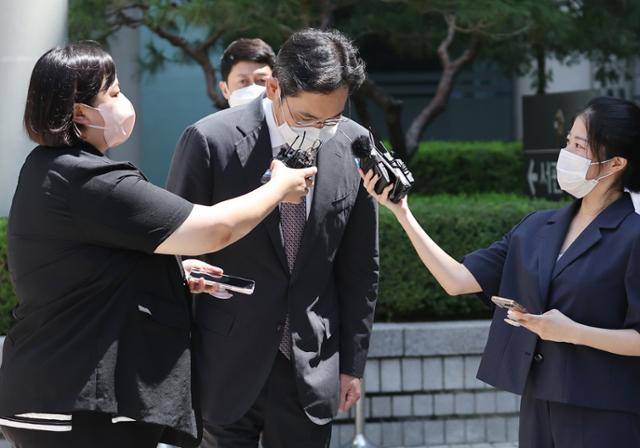 이재용(가운데) 삼성전자 부회장이 12일 서울 서초구 서울중앙지방법원에서 열린 오전 재판을 마친 뒤 법정을 나서며 인사하고 있다. 이 부회장은 이날 정부가 발표한 '8·15 광복절 특별사면' 대상자로 복권이 확정됐다. 연합뉴스