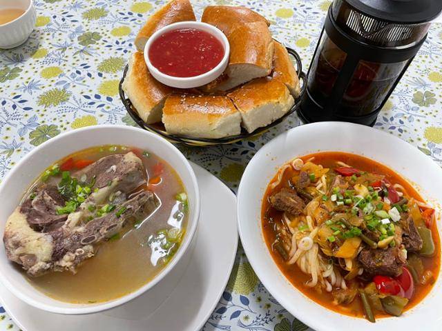 두나 씨가 내놓은 우즈벡 음식들. '진짜 우즈벡 음식'이라는 소문이 나면서 금세 지역 맛집으로 자리 잡았다. 김광원 기자