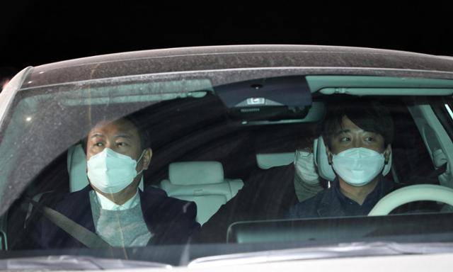 이준석 대표가 1월 6일 국회에서 마라톤 의원총회를 마친 뒤 윤석열 후보를 옆자리에 태우고 직접 운전해 평택 화재 희생자 조문을 위해 출발하고 있다. 오대근 기자