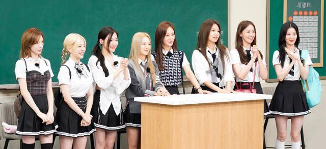 완전체로 돌아온 소녀시대가 '아는 형님'에 전학생으로 출연한다. 이들은 화려한 퍼포먼스, 그리고 예능감과 입담으로 강렬한 존재감을 드러낼 예정이다. JTBC 제공