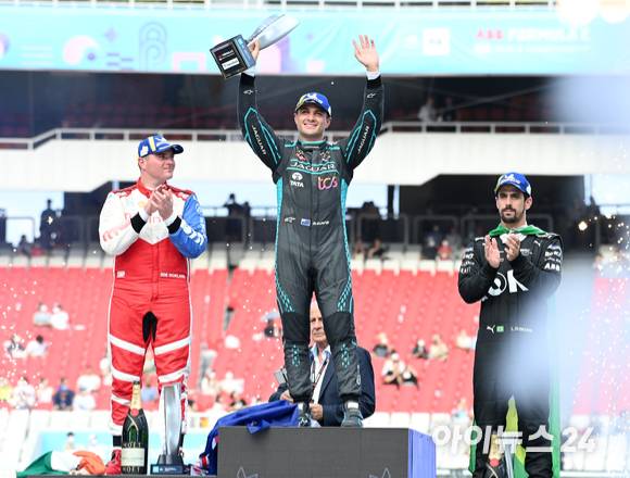 13일 서울 송파구 잠실올림픽주경기장 일대에서 열린 '2022 하나은행 서울 E-프리(E-Prix)' 15라운드에서 우승을 차지한 재규어 TCS 레이싱 팀 소속 드라이버 미치 에반스(뉴질랜드)가 트로피를 번쩍 들어올리고 있다. [사진=김성진 기자]