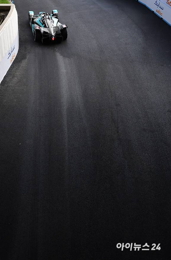 13일 서울 송파구 잠실올림픽주경기장 일대에서 열린 '2022 하나은행 서울 E-프리(E-Prix)' 15라운드 본선에서 재규어 TCS 레이싱 팀 소속 미치 에반스(뉴질랜드)가 질주하고 있다. [사진=김성진 기자]