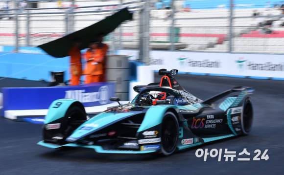 13일 서울 송파구 잠실올림픽주경기장 일대에서 열린 '2022 하나은행 서울 E-프리(E-Prix)' 15라운드 본선에서 재규어 TCS 레이싱 팀 소속 미치 에반스(뉴질랜드)가 질주하고 있다. [사진=김성진 기자]
