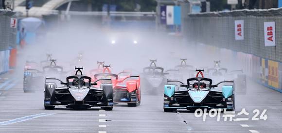 13일 서울 송파구 잠실올림픽주경기장 일대에서 열린 '2022 하나은행 서울 E-프리(E-Prix)' 15라운드 본선에서 레이서들이 질주하고 있다. [사진=김성진 기자]
