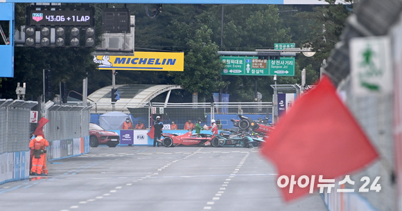 13일 서울 송파구 잠실올림픽주경기장 일대에서 열린 '2022 하나은행 서울 E-프리(E-Prix)' 15라운드 본선에서 추돌 사고로 인해 레드 플래그가 펄럭이며 경기가 중단되고 있다. [사진=김성진 기자]