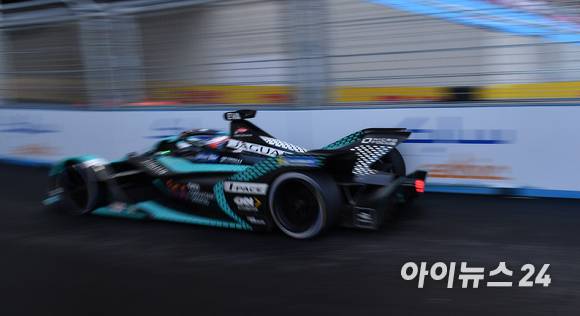 13일 서울 송파구 잠실올림픽주경기장 일대에서 열린 '2022 하나은행 서울 E-프리(E-Prix)' 15라운드 본선에서 재규어 TCS 레이싱 팀 소속 미치 에반스(뉴질랜드)가 질주하고 있다. [사진=김성진 기자]