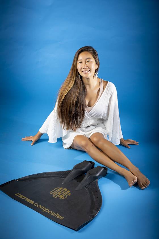 중앙일보S 스튜디오에서 김선영씨가 ‘인어공주 컨셉’으로 촬영에 임하고 있다. 최영재 기자