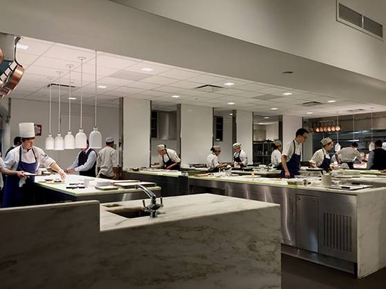 뉴욕의 현대미술관(MOMA) 내부의 레스토랑‘모던(The Modern)’. 주방을 갤러리와 같은 공간으로 바꾸고 그 안에 4인석 셰프테이블을 설치했다. [사진 박진배]