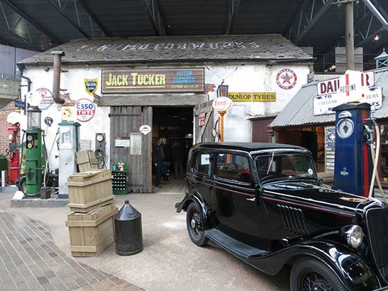 영국 뷰리우(Beaulieu)의 자동차박물관. 차량을 꾸준히 관리하고 수리하지 않으면 여행을 계속할 수 없다. [사진 박진배]