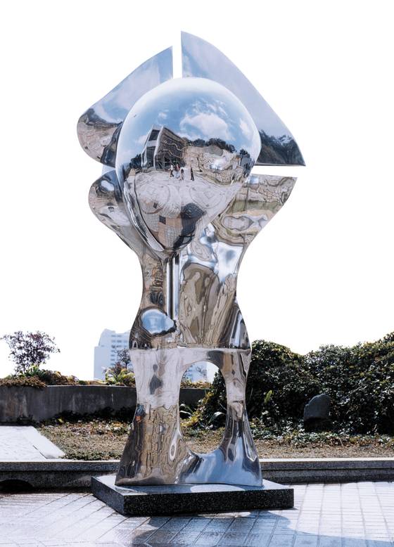 우주를 향하여, 280x120x120cm, 스테인리스강, 1985년. [사진 숙명여대 문신미술관]
