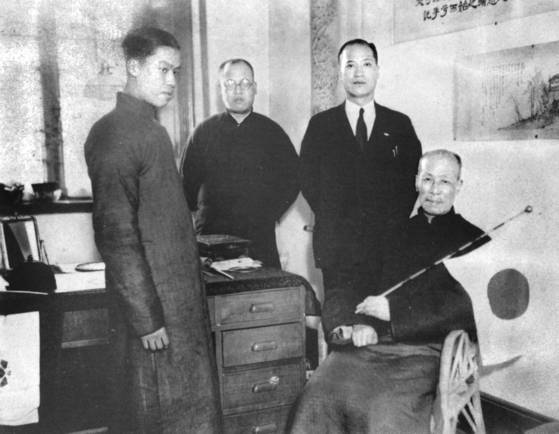 푸이의 만주국 집정 취임을 앞두고 집안에서 일장기를 들고 있는 정샤오쉬. [사진 김명호]