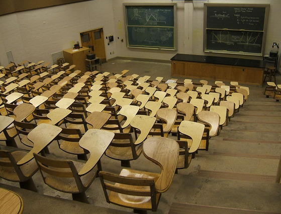 한 대학 강의실에 놓인 의자. 오른쪽에 선반이 나있어 왼손으로 글씨를 쓰는 사람들에게는 불편할 수 밖에 없다. [중앙 포토]