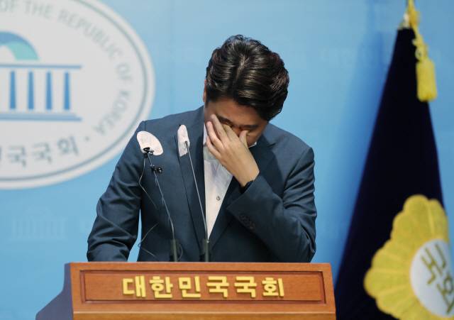 ▲ 국민의힘 이준석 대표가 13일 오후 국회 소통관에서 기자회견을 열고 당 비상대책위원회 체제 전환에 대한 가처분 신청 등과 관련해 직접 입장을 밝히던 중 눈물을 닦고 있다. 연합뉴스