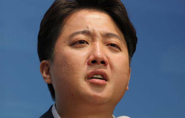 이준석 국민의힘 대표가 13일 오후 국회 소통관에서 기자회견을 열고 당 비상대책위원회 체제 전환에 대한 가처분 신청 등과 관련해 직접 입장을 밝히고 있다. 연합뉴스