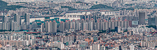 꾸준히 상승세를 이어가던 서울 서초구 아파트값마저 하락세로 돌아섰다. 사진은 서초구 아파트 전경. (매경DB)
