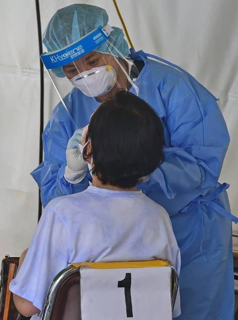 이달 12일 오전 대구 수성구보건소 선별진료소에서 한 시민이 PCR 검사를 받고 있다. 이날 0시 기준 코로나19 신규 확진자는 12만 8714명 발생했다. / 사진제공=뉴시스