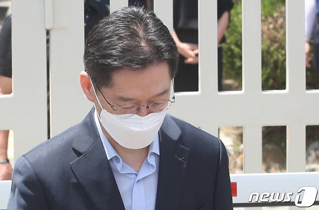 드루킹 댓글 여론조작 사건으로 대법원에서 징역 2년이 확정된 김경수 전 경남도지사 지난해 7월26일 오전 경남 창원시 마산구 창원교도소 앞에서 재수감 전 입장을 밝히고 있다. / 사진제공=뉴스1